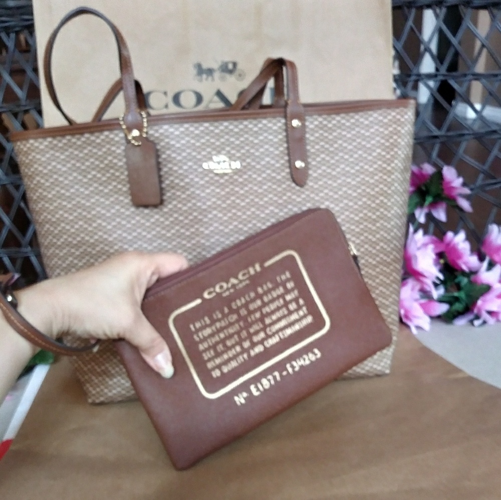 NWT Coach tote shoppers reversible w/ wristlet - Picture 6 of 6